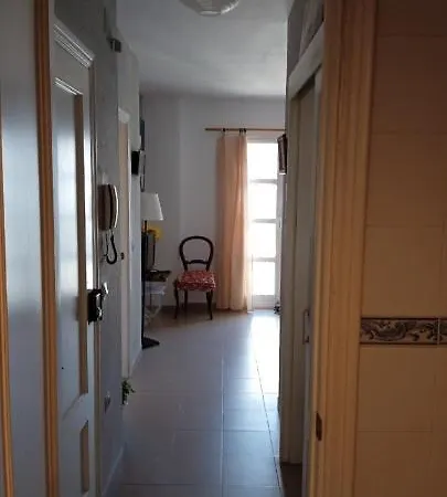 Casco Antiguo Exterior Unico En Segunda Planta En Un Edificio De De Dos Plantas アパート
